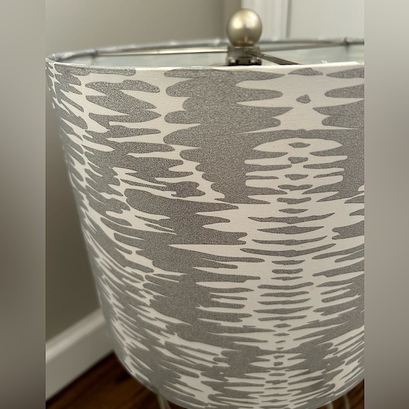 Medium sized silver lamp! - Picture 3 of 6